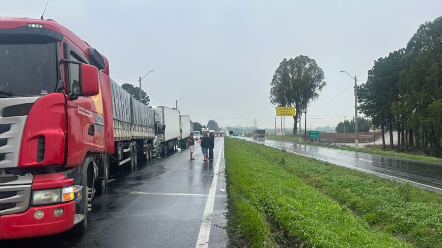Caminhão em fila de veículos na BR-376