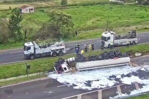 Caminhão-tanque tombado em rodovia de Carambeí