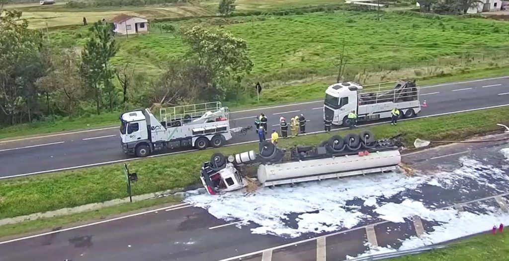Caminhão-tanque tombado em rodovia de Carambeí
