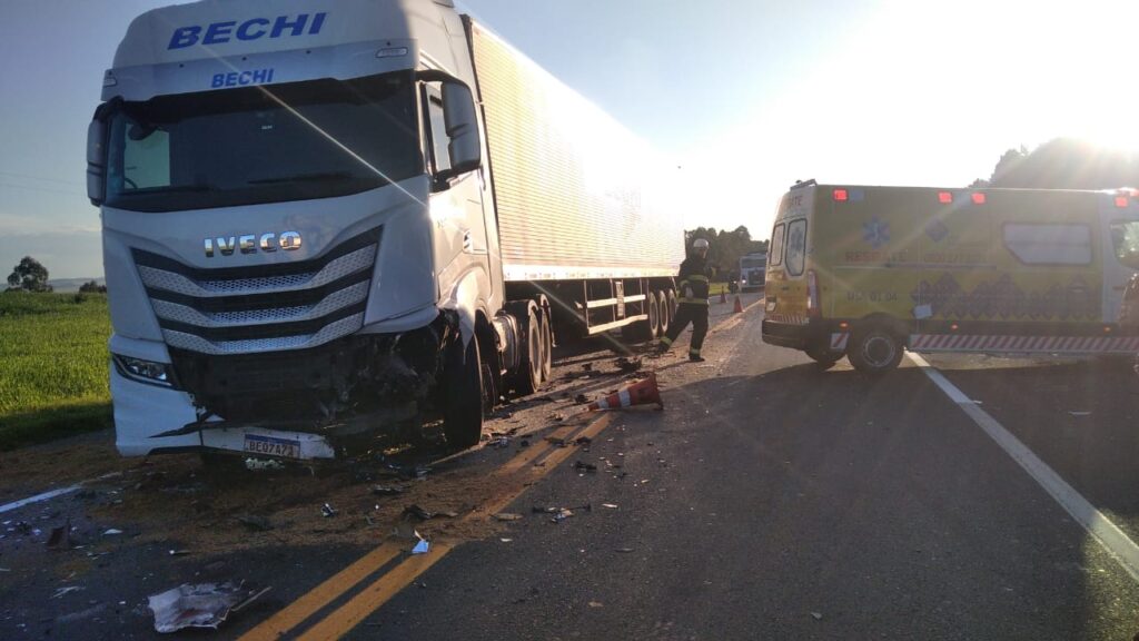 Caminhão que se envolveu em uma colisão frontal com um carro na rodovia BR-373, em Uvaia
