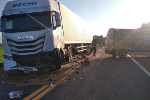 Caminhão que se envolveu em uma colisão frontal com um carro na rodovia BR-373, em Uvaia