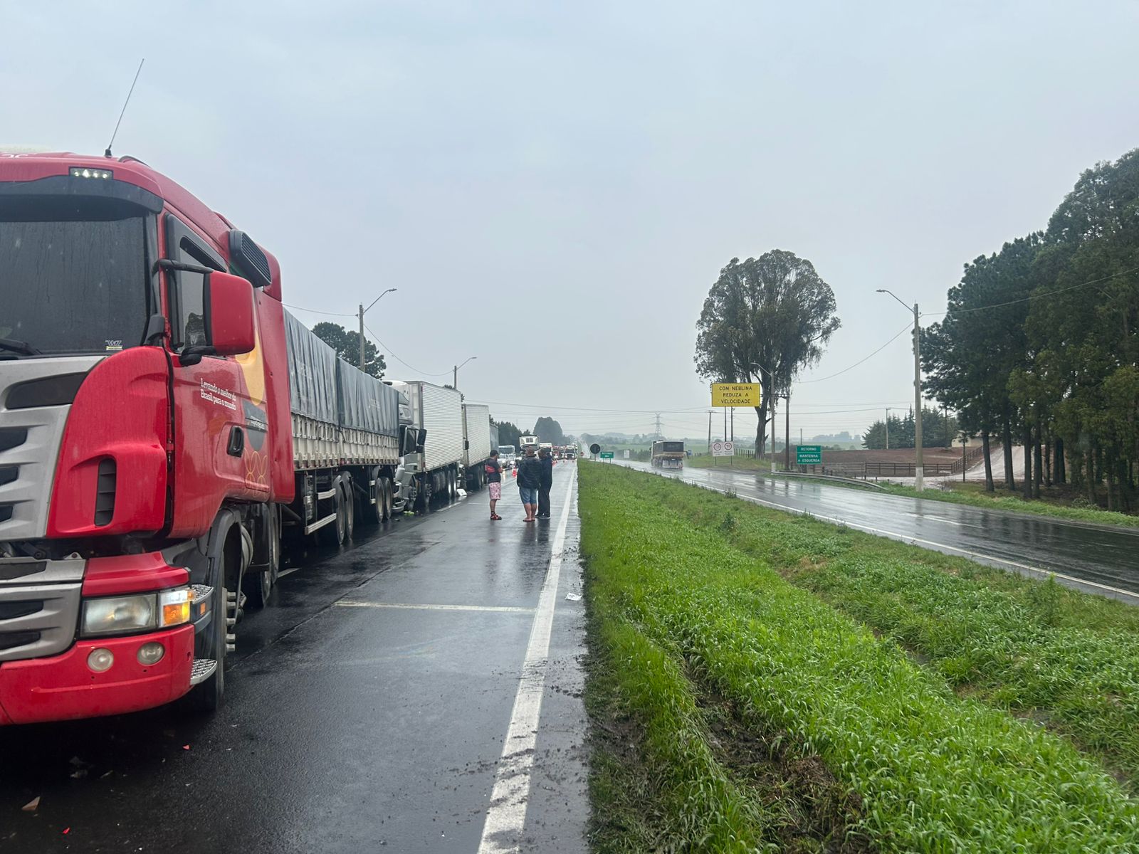 Caminhão em fila de veículos na BR-376