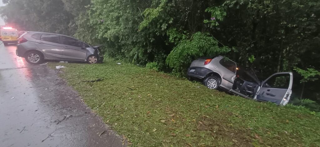 Dois carros bateram de frente na BR-373