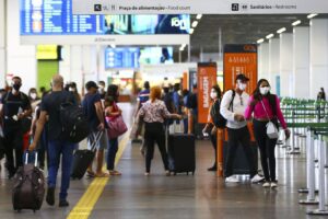 Grande movimentação de pessoas em aeroporto