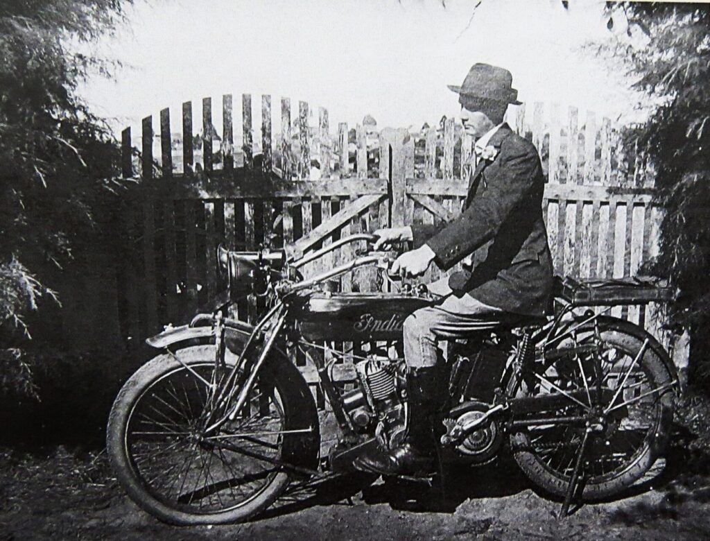 Afonso Lange e sua motocicleta Indian Scout