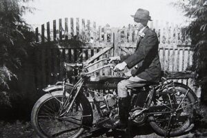 Afonso Lange e sua motocicleta Indian Scout