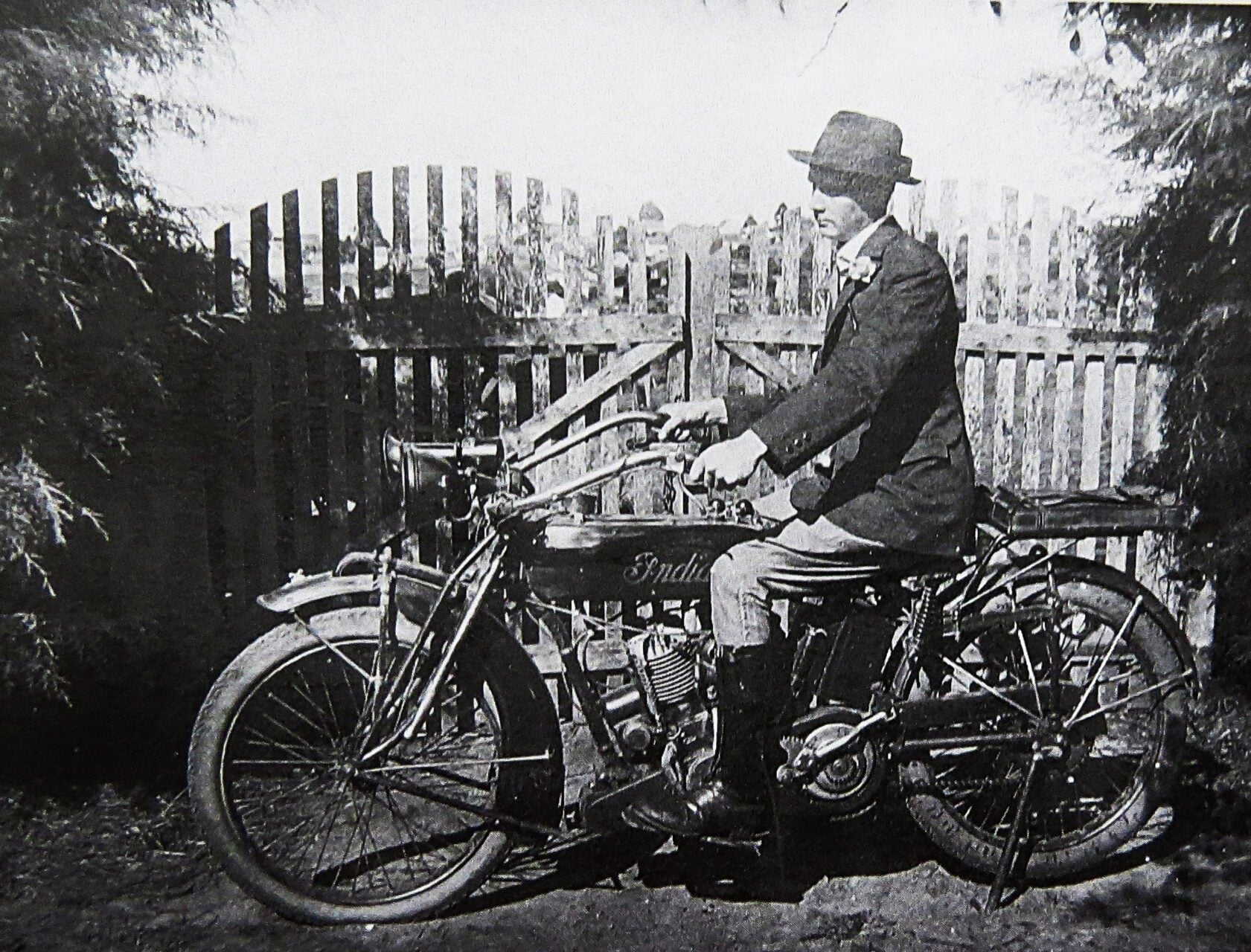 Afonso Lange e sua motocicleta Indian Scout