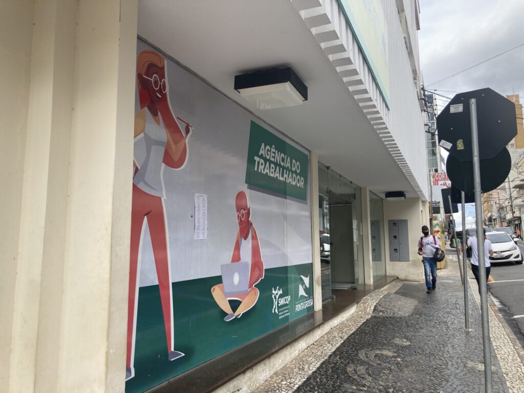 Homem caminha enfrente a Agência do Trabalhador de Ponta Grossa