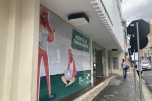 Homem caminha enfrente a Agência do Trabalhador de Ponta Grossa