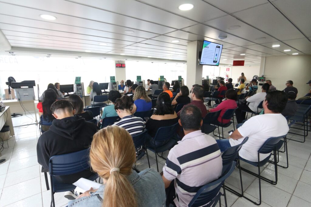 Pessoas esperando par serem atendidas na agência do trabalhador