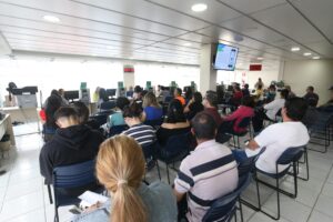 Pessoas esperando par serem atendidas na agência do trabalhador