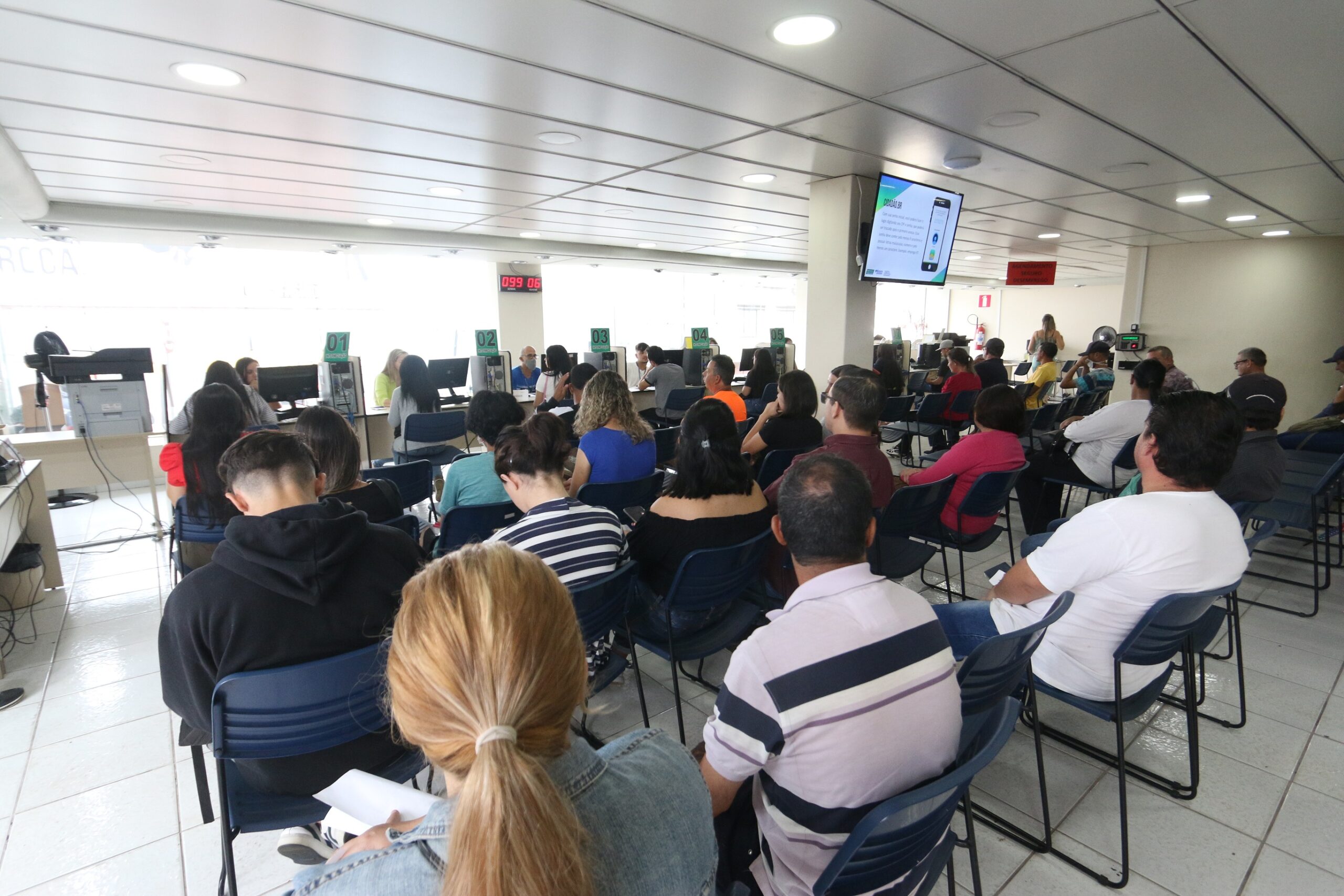 Pessoas esperando par serem atendidas na agência do trabalhador