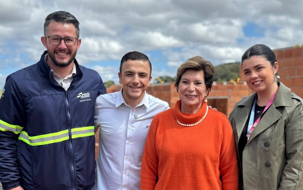Aliel Machado e prefeita Elizabeth visitando obras de casas populares em Ponta Grossa