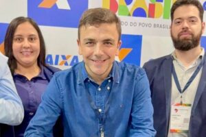 O deputado Aliel Machado anunciou novas moradias para diversas regiões do Paraná, em evento em Foz do Iguaçu