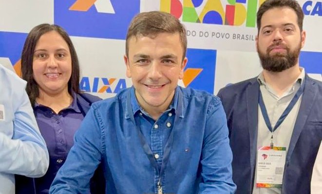 O deputado Aliel Machado anunciou novas moradias para diversas regiões do Paraná, em evento em Foz do Iguaçu