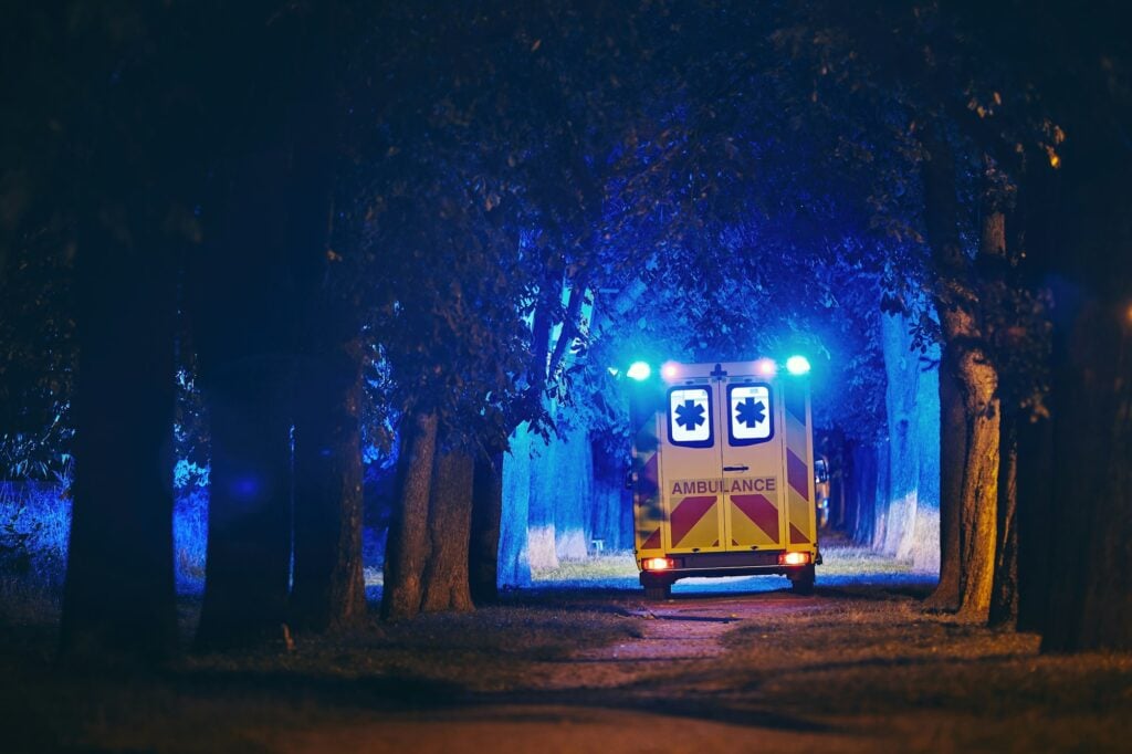 Ambulância atendendo em pedido de socorro.