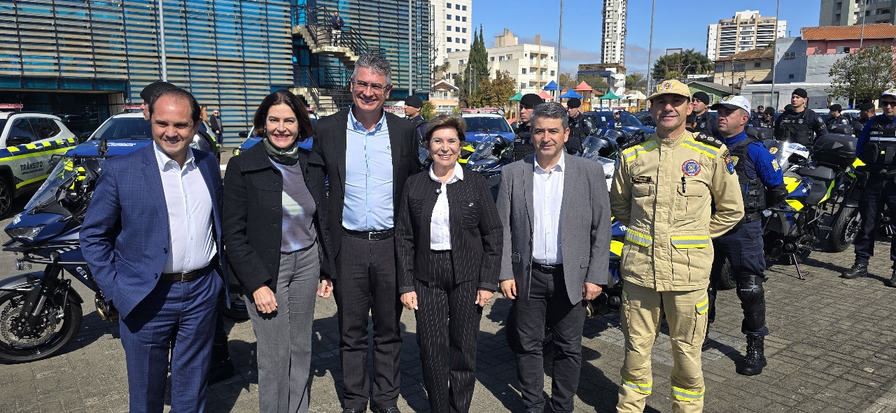 Entrega de viaturas em Ponta Grossa, com a presença da prefeita Elizabeth, dos vereadores Julio Küller e Pastor Ezequiel, da pré-candidata ao senado Cristina Graeml, entre outras autoridades.
