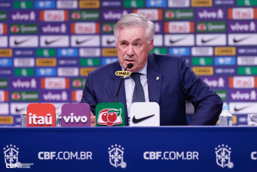 Técnico da Seleção Brasileira, Carlo Ancelotti, concedendo coletiva de imprensa