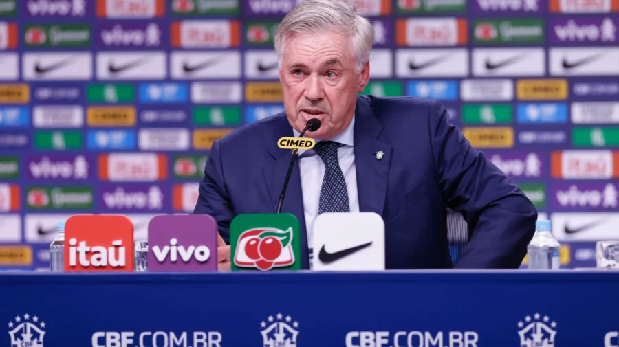 Técnico da Seleção Brasileira, Carlo Ancelotti, concedendo coletiva de imprensa