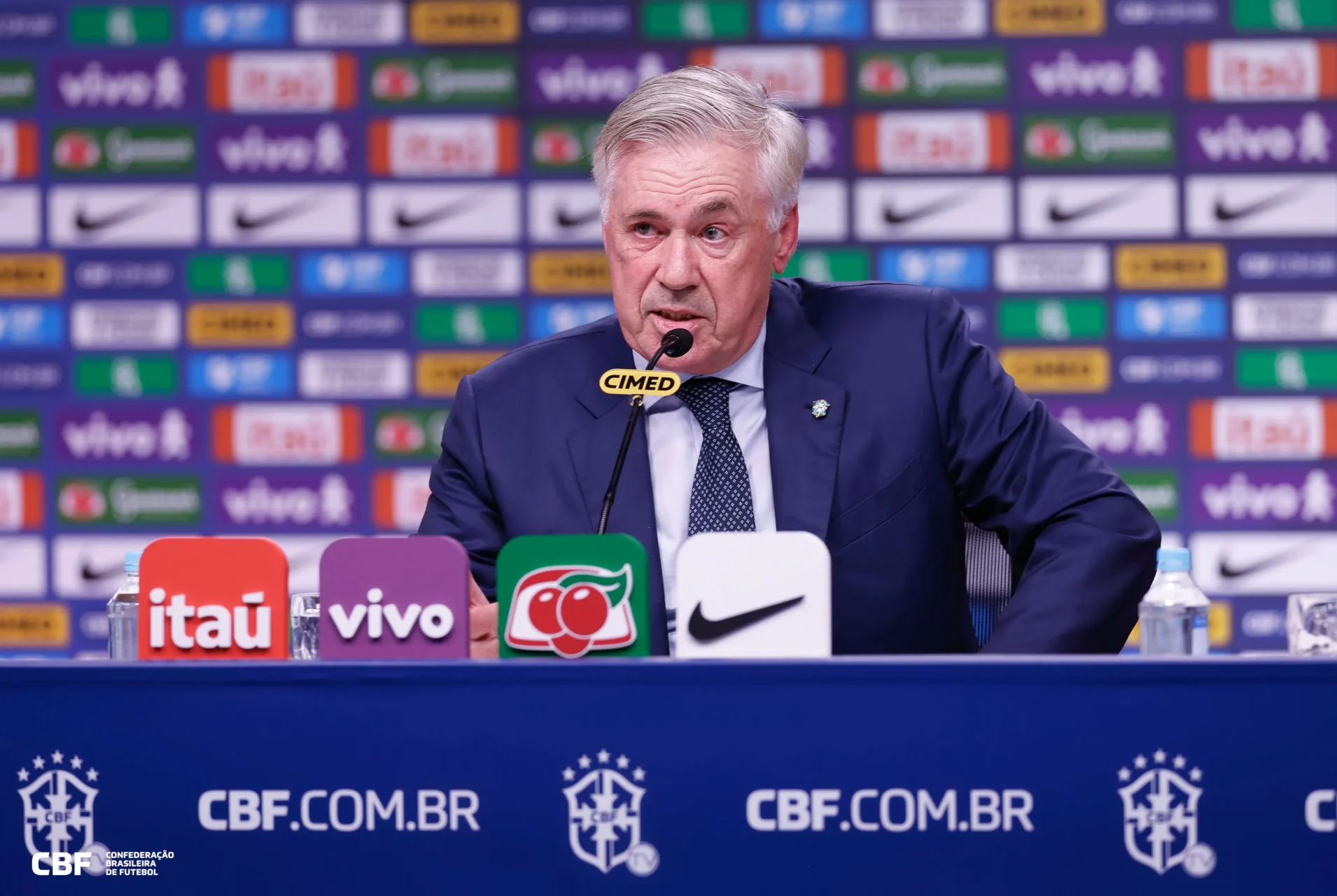 Técnico da Seleção Brasileira, Carlo Ancelotti, concedendo coletiva de imprensa