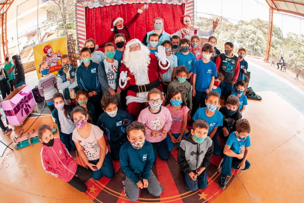 crianças com o papai noel no espetáculo de natal.