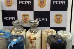 Galões de combustíveis apreendidos pela Polícia Civil do Paraná