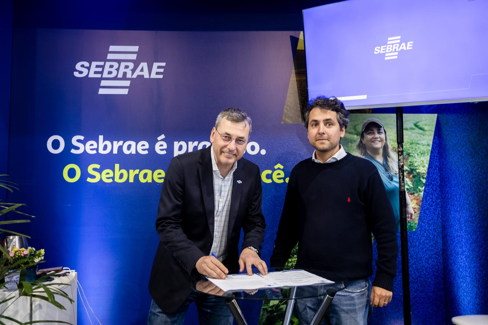 Diretor-técnico do Sebrae/PR, Cesar Reinaldo Rissete e o diretor de Captação do Brasil da Lactalis, Rafael Junqueira, na assinatura do protocolo de intenções.