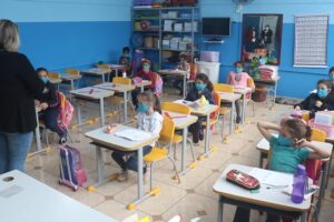 Sala de aula da rede municipal de ensino de Carambeí, com alunos e professores