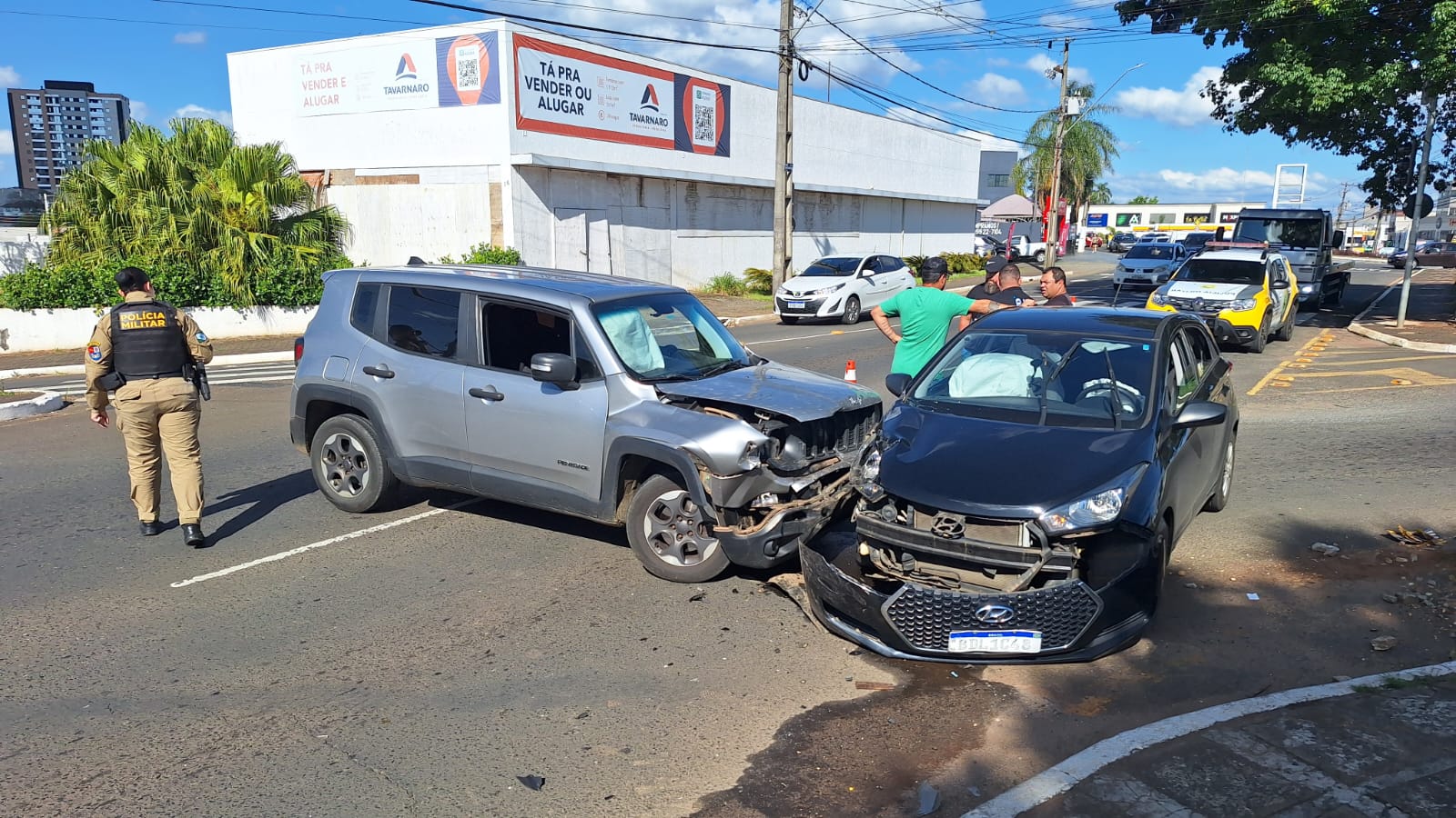 Batida entre dois carros na Avenida Dom Geraldo Pellanda em Uvaranas
