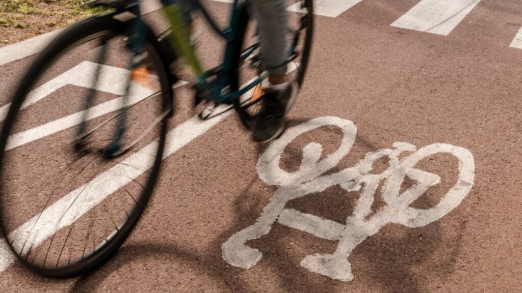Zoom de bicicleta em ciclovia