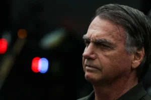Bolsonaro de perfil, olhando sério para a esquerda