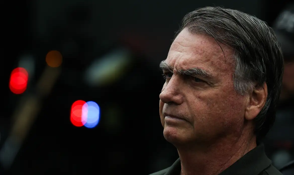 Bolsonaro de perfil, olhando sério para a esquerda