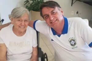 Foto do presidente Jair Bolsonaro com a sua mãe