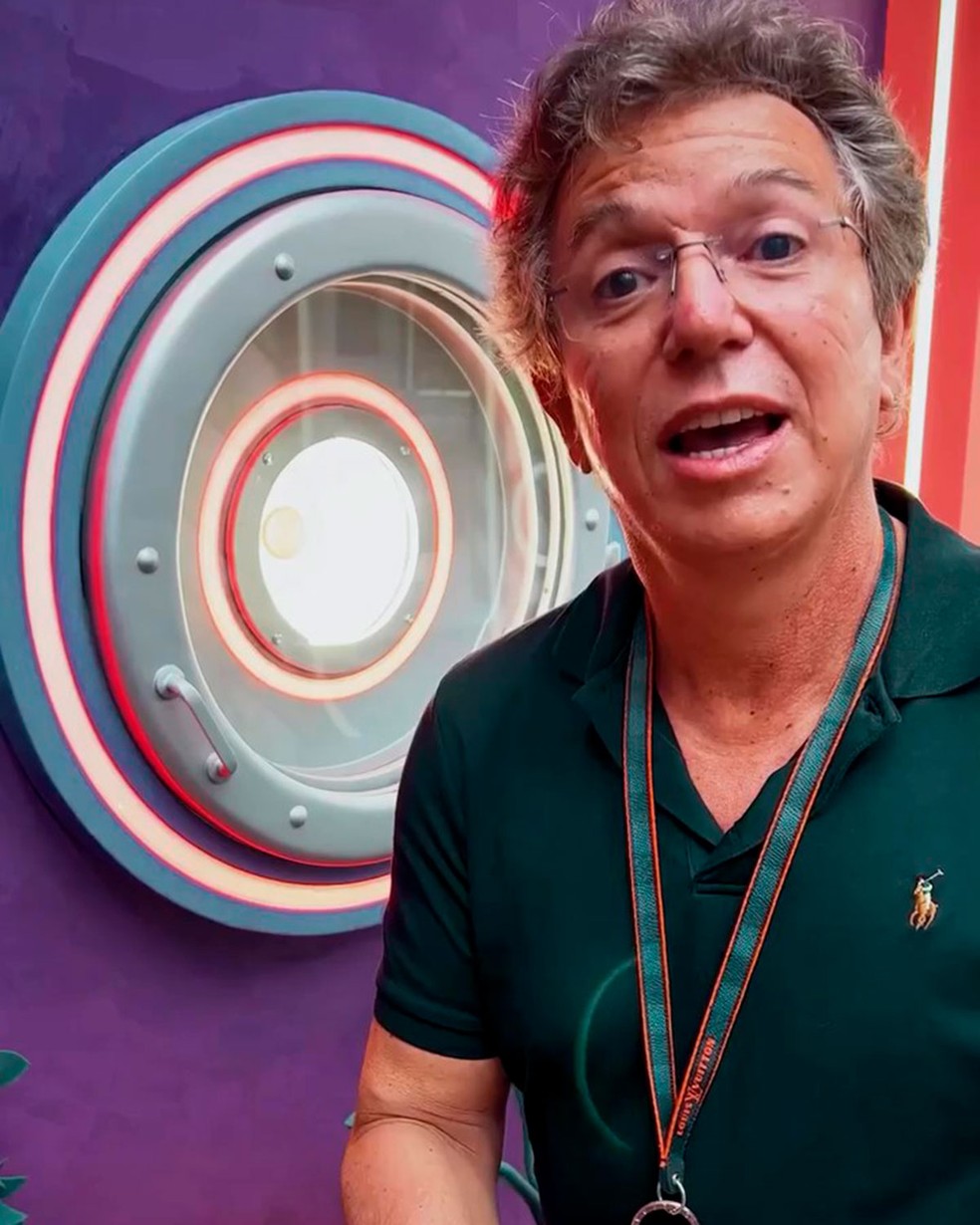 Boninho mostra como funciona o novo botão do BBB22 — Foto: Globo