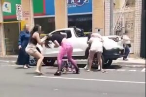 Mulheres em briga na avenida Vicente Machado em Ponta Grossa