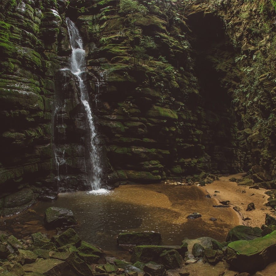 Cachoeira no interior do Parque Buraco do Padre, em Ponta Grossa