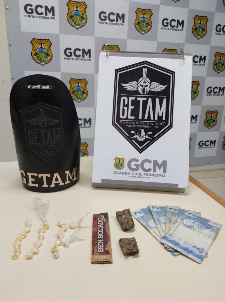 Jovens são detidos com drogas escondidas nas meias