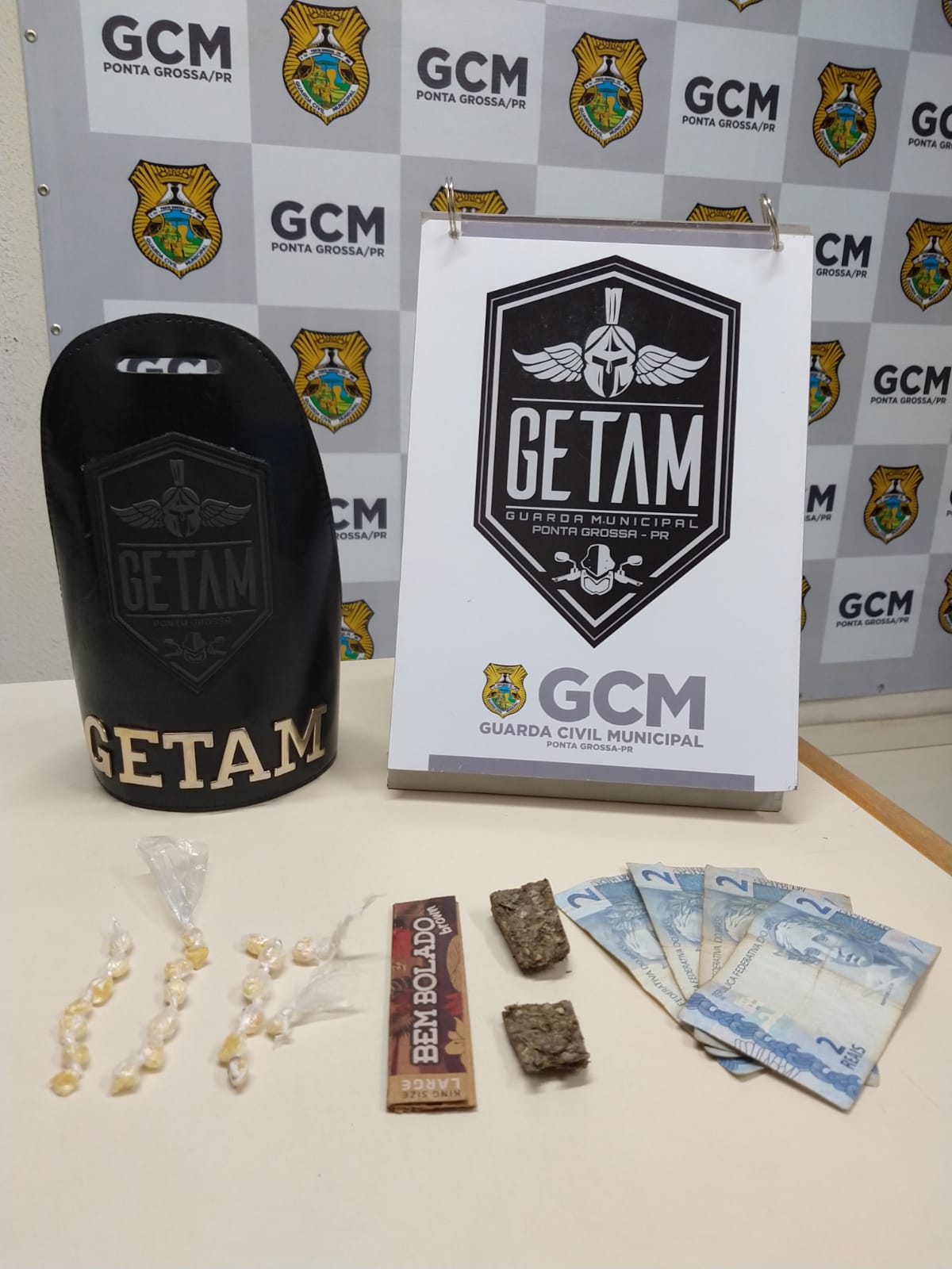 Jovens são detidos com drogas escondidas nas meias