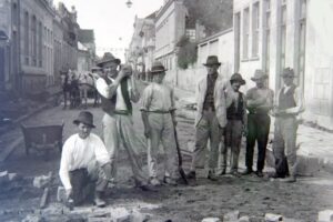 Grupo de homens que trabalharam no calçamento da Rua XV de Novembro, em Ponta Grossa, provavelmente nos anos 1920