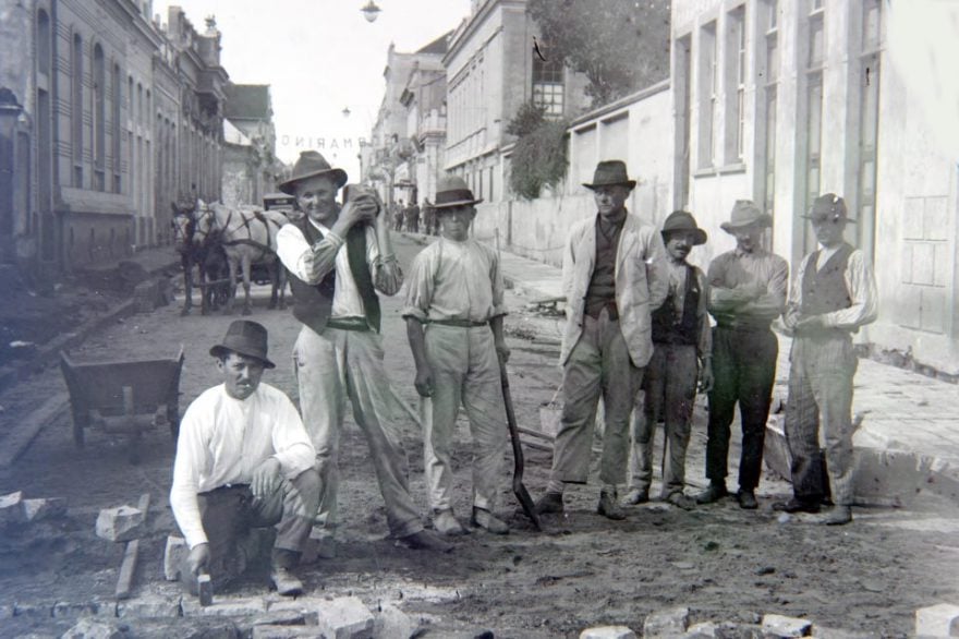 Grupo de homens que trabalharam no calçamento da Rua XV de Novembro, em Ponta Grossa, provavelmente nos anos 1920