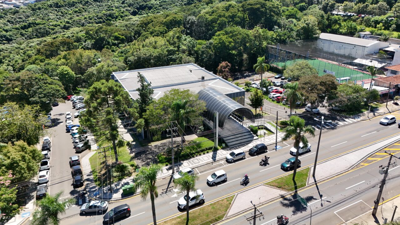 Vista aérea da Câmara Municipal de Ponta Grossa, no bairro Ronda