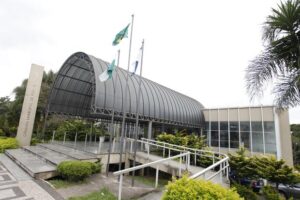 Foto da fachada da Câmara Municipal de Ponta Grossa