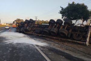 Foto de carreta que tombou na BR-373, em Ponta Grossa
