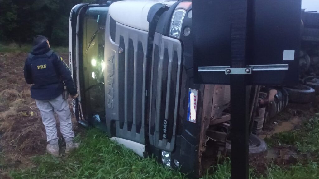 Caminhão tombou e saiu da pista