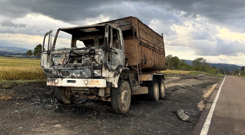 Caminhão incendiado