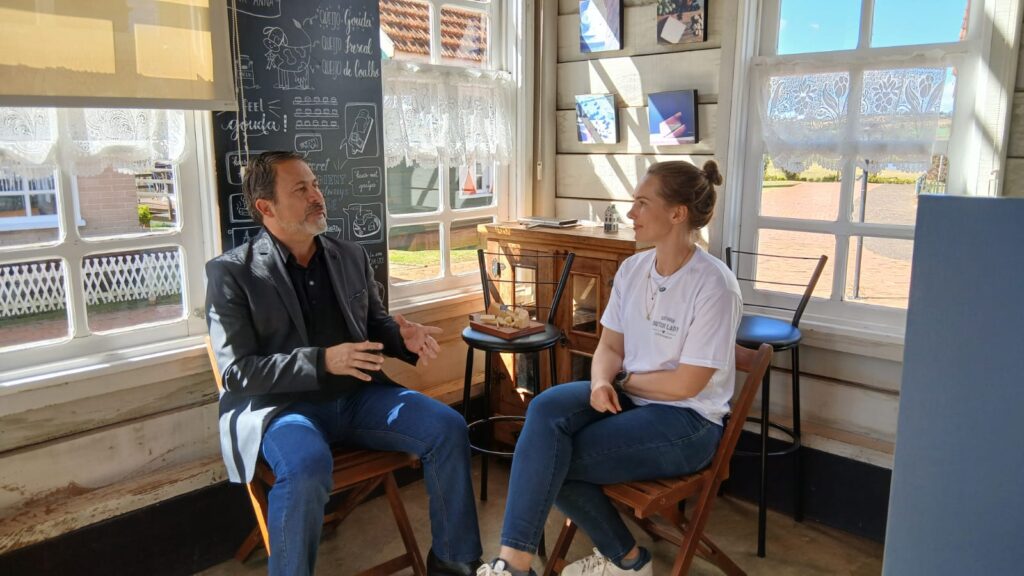 Professor Nelson Canabarro, apresentador do Terra de Riquezas, entrevistando Nathalia Greidanus Dijkstra, sócia administradora da Queijaria Dutch Lady