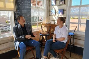 Professor Nelson Canabarro, apresentador do Terra de Riquezas, entrevistando Nathalia Greidanus Dijkstra, sócia administradora da Queijaria Dutch Lady