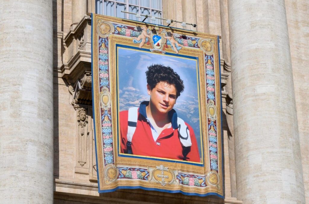 Imagem de São Carlo Acutis exposta na celebração de sua canonização no Vaticano