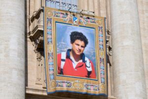 Imagem de São Carlo Acutis exposta na celebração de sua canonização no Vaticano