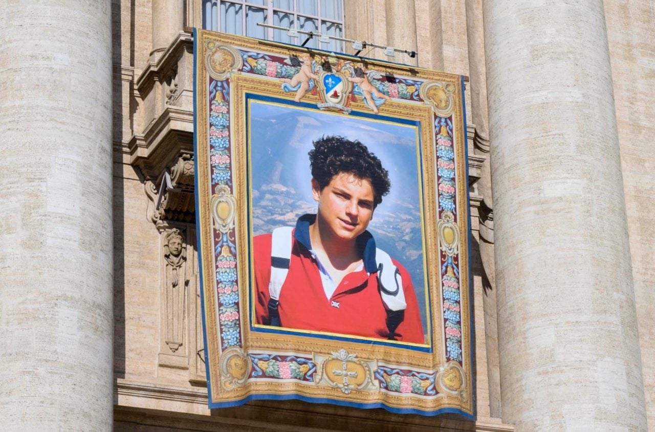 Imagem de São Carlo Acutis exposta na celebração de sua canonização no Vaticano